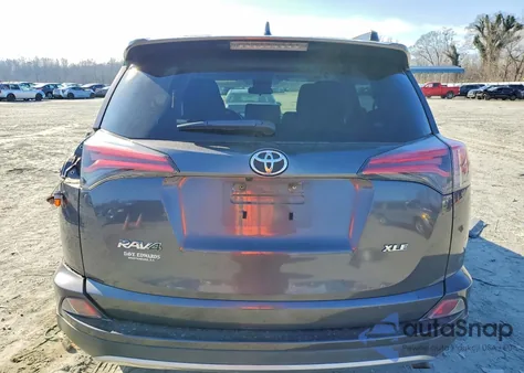 2017 Toyota Rav4 Xle z USA, uszkodzony, nr VIN JTMWFREV2HJ131471